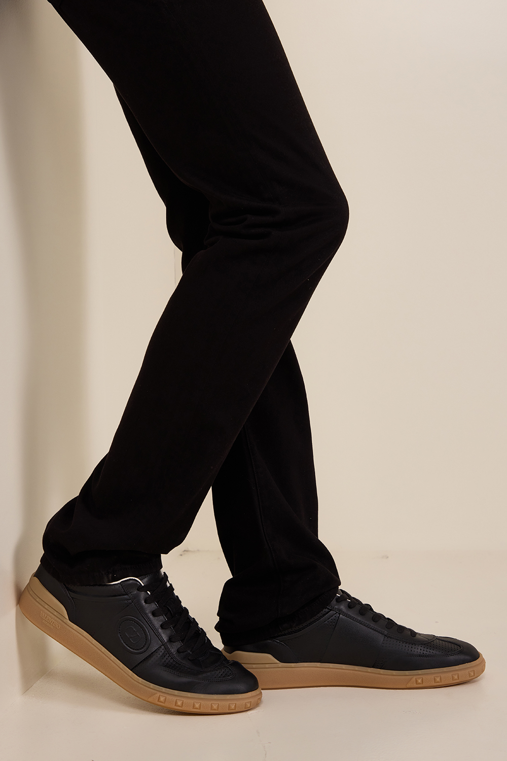 תמונת כל הלוק של נעלי סניקרס